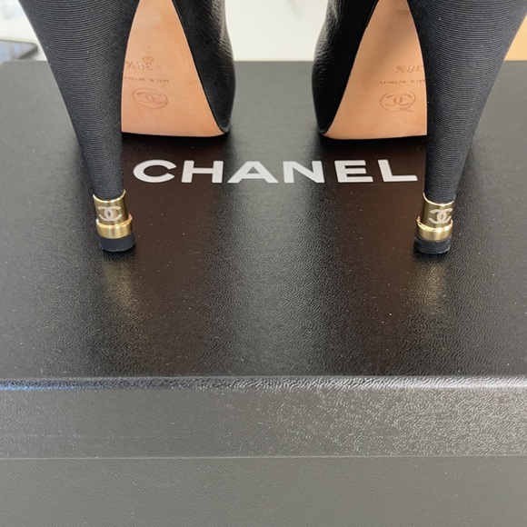 Chanel booties with gold heel details - Picture 7 of 7